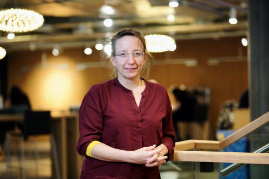 Blutspenderin mit Brille blickt in Kamera