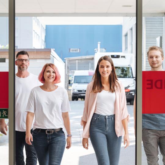 Freunde kommen gemeinsam zur Blutspende