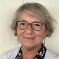 Frau lacht in Kamera. Sie ist Zentrumsleiterin in Epalinges